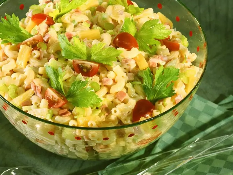 Nudelsalat mit Schinken und Ananas