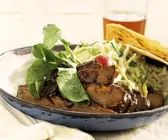 Rindergeschnetzeltes mit Salat und Maischips