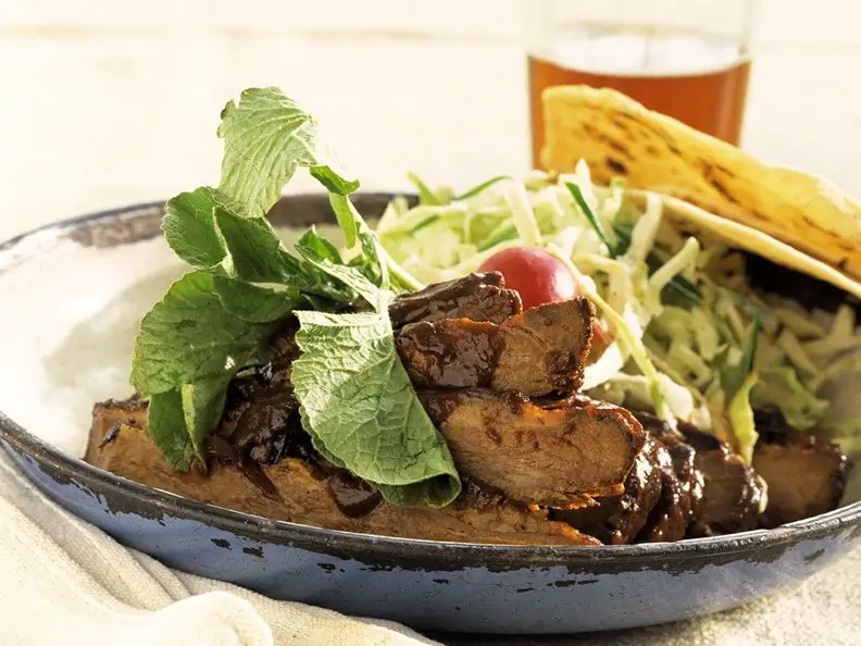 Rindergeschnetzeltes mit Salat und Maischips