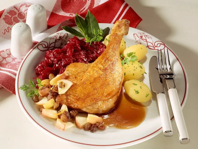Ente mit Apfelfüllung und Rotkohl