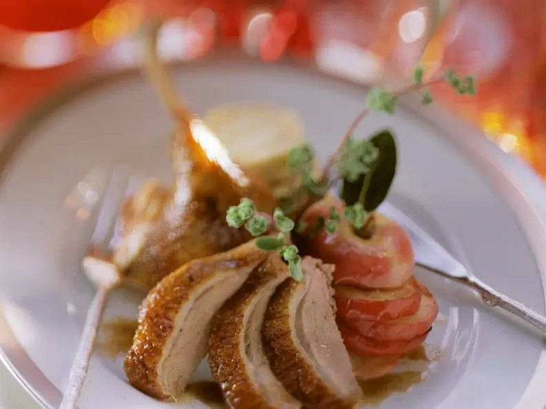 Entenbraten mit Apfel und Klößen