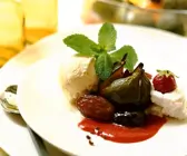 Feigen-Dattel-Dessert mit Vanilleeis