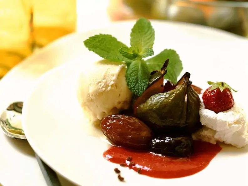 Feigen-Dattel-Dessert mit Vanilleeis