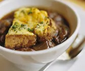 Französische Zwiebelsuppe mit Rotwein