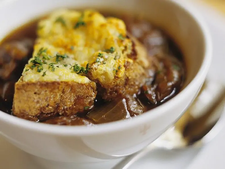 Französische Zwiebelsuppe mit Rotwein