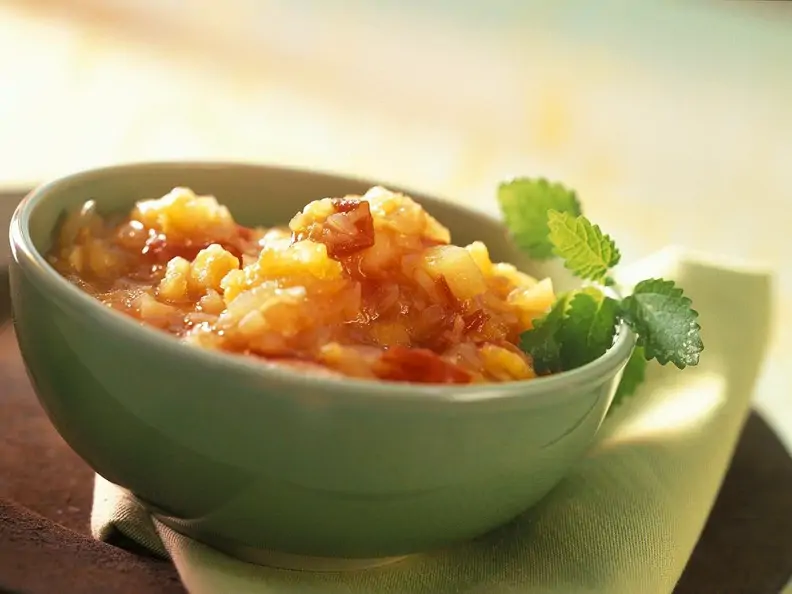 Zwiebel-Tomten-Chutney mit Ingwer