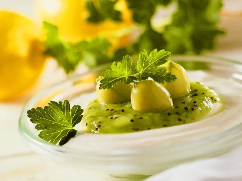 Kiwi-Stachelbeerpüree mit Ricotta