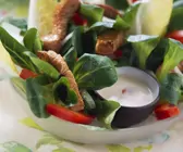 Salat mit Chicoree, Feldsalat und Putenstreifen