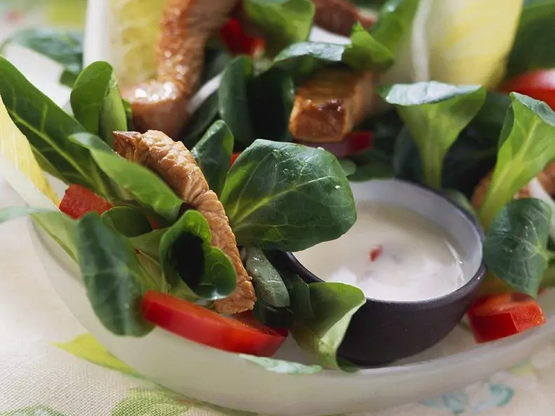 Salat mit Chicoree, Feldsalat und Putenstreifen