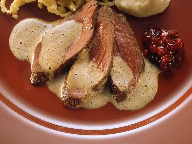 Rehbraten mit Püree und Sellerie