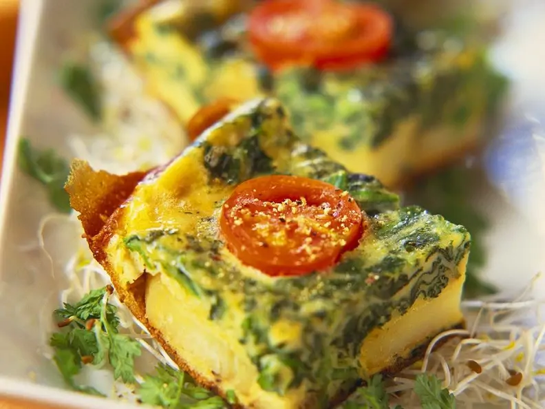 Kartoffelkuchen mit Spinat und Tomaten