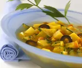 Mediterrane Kartoffelsuppe mit Oliven und Zucchini