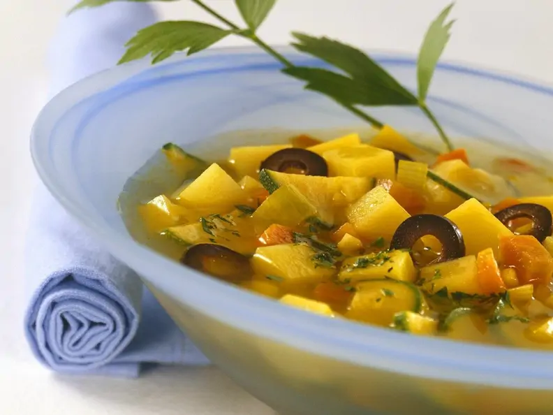 Mediterrane Kartoffelsuppe mit Oliven und Zucchini