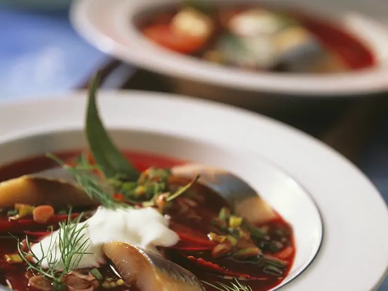 Rote Bete-Kartoffelsuppe mit Matjes