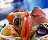 Nudeln mit Gemüse und Roastbeef
