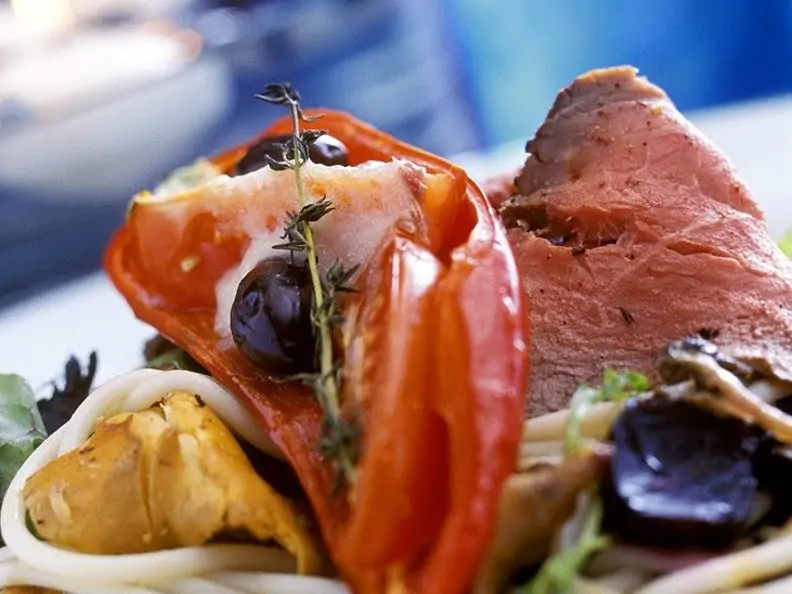 Nudeln mit Gemüse und Roastbeef
