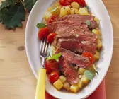 Steakstreifen auf Kartoffelgemüse