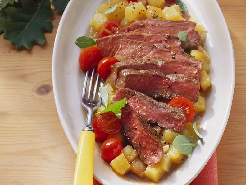 Steakstreifen auf Kartoffelgemüse