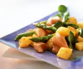 Kartoffelsalat mit grünem Spargel und Waller