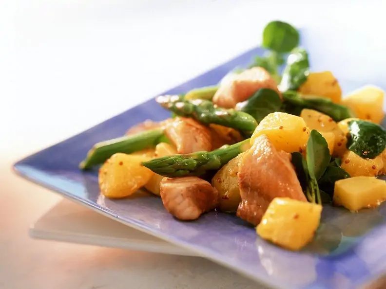 Kartoffelsalat mit grünem Spargel und Waller