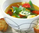Klare Suppe mit Gemüse und Aioli