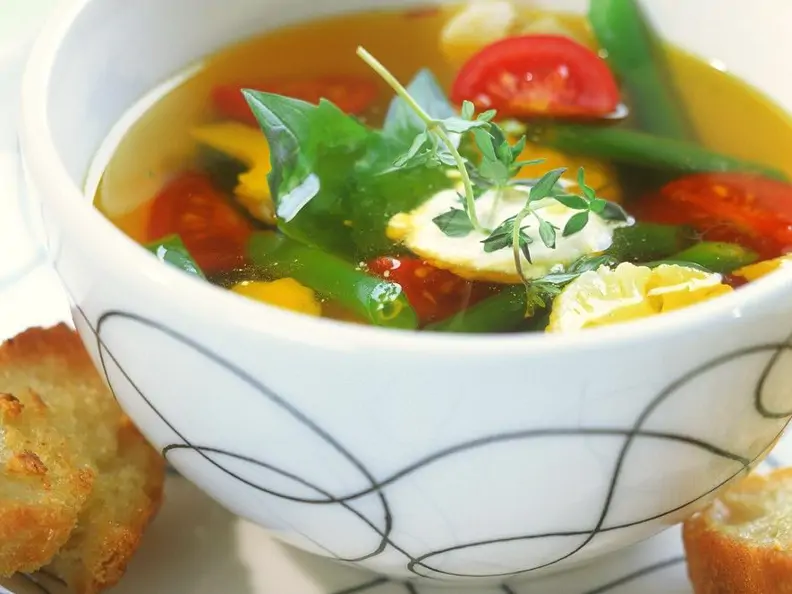 Klare Suppe mit Gemüse und Aioli