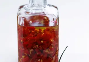 Chiliöl mit frischen Chilis