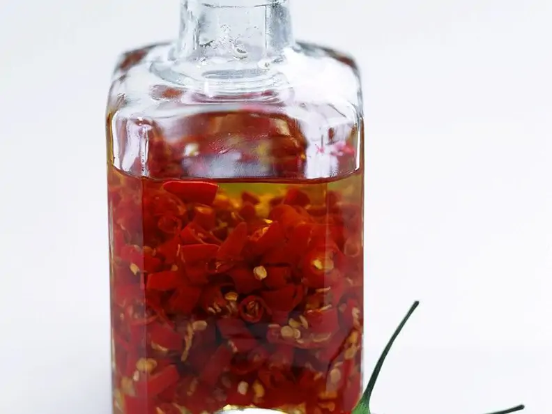 Chiliöl mit frischen Chilis