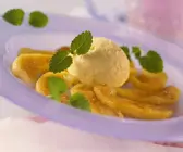 Heiße Apfelspalten mit Eis