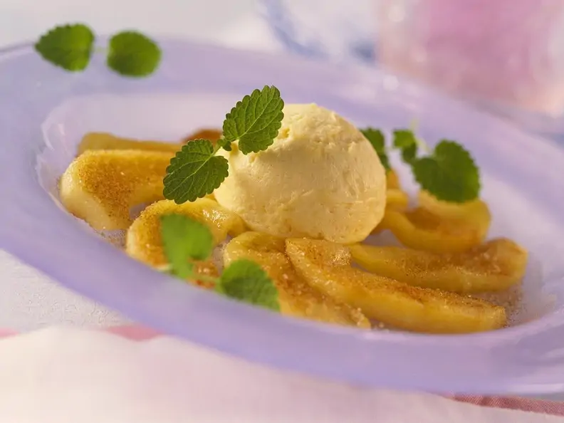 Heiße Apfelspalten mit Eis