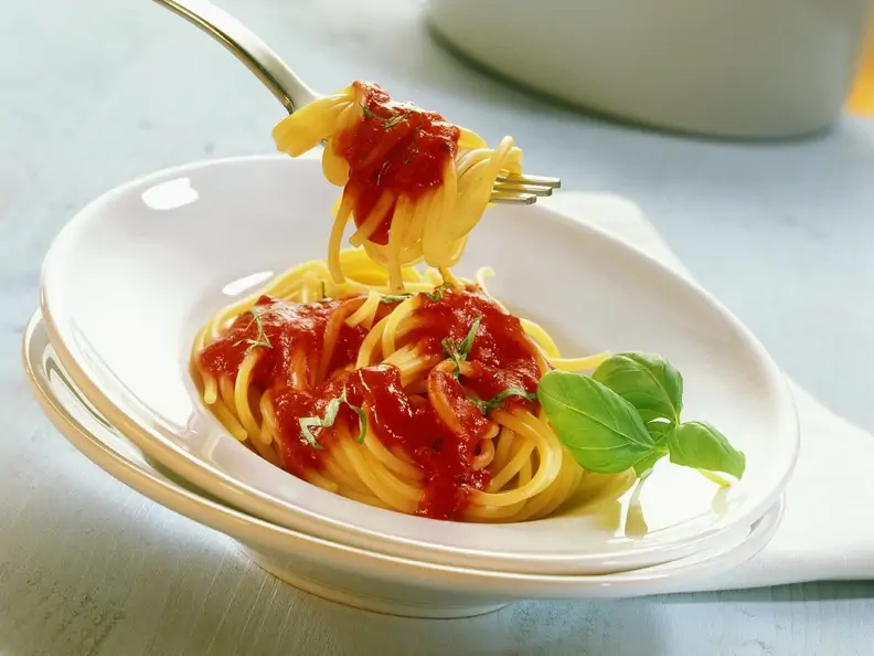 Nudeln mit Tomatensauce