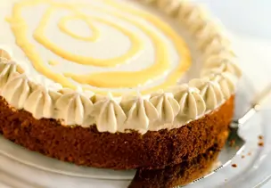 Eierlikörkuchen mit Sahne