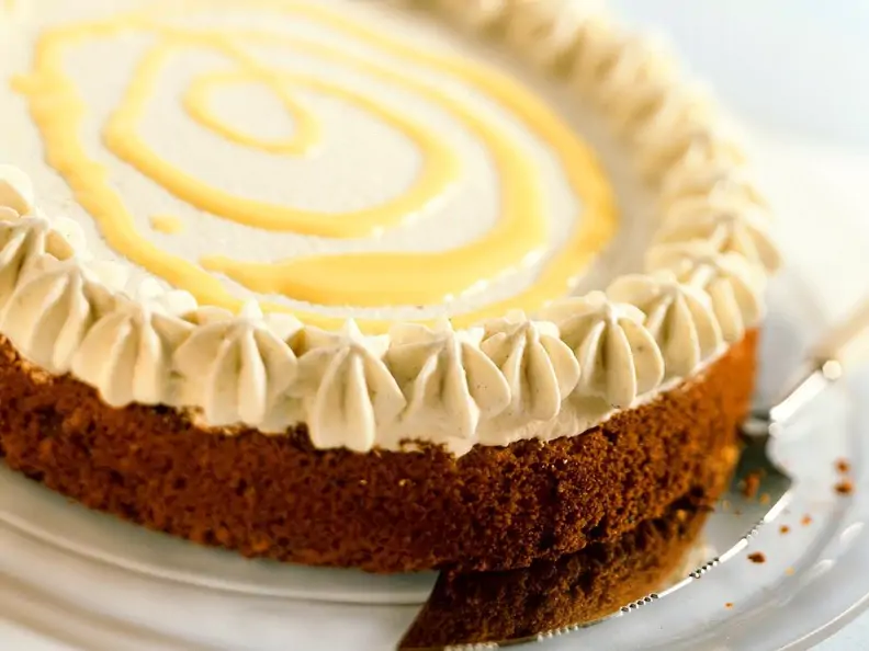 Eierlikörkuchen mit Sahne