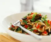 Lauwarmer Reisnudelsalat mit Gemüse