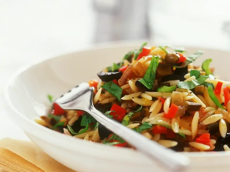 Lauwarmer Reisnudelsalat mit Gemüse