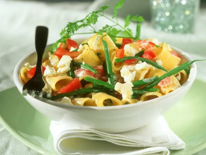 Nudeln mit Gemüse und Feta