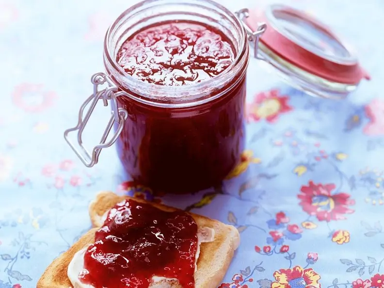 Erdbeermarmelade mit Stücken