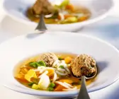 Nudelsuppe mit Gemüse und Fleischbällchen