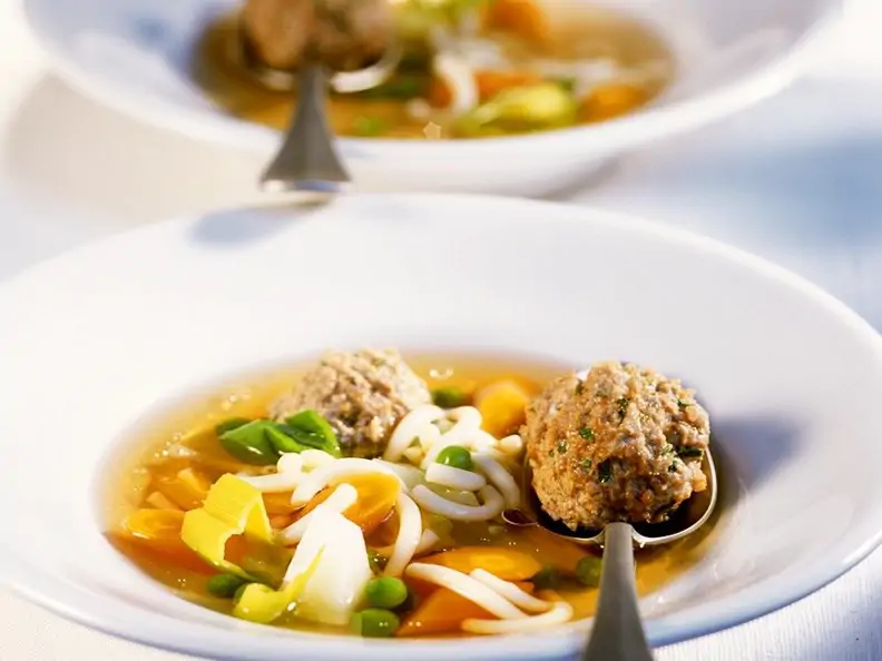 Nudelsuppe mit Gemüse und Fleischbällchen