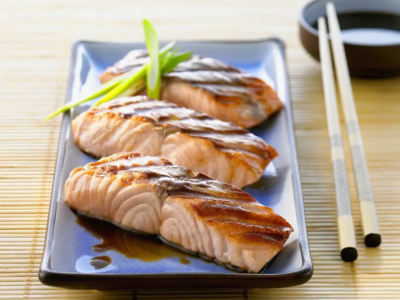 Marinierter, gegrillter Lachs