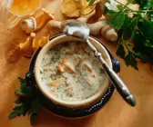 Waldpilzsuppe, serviert in einer braunen Schale