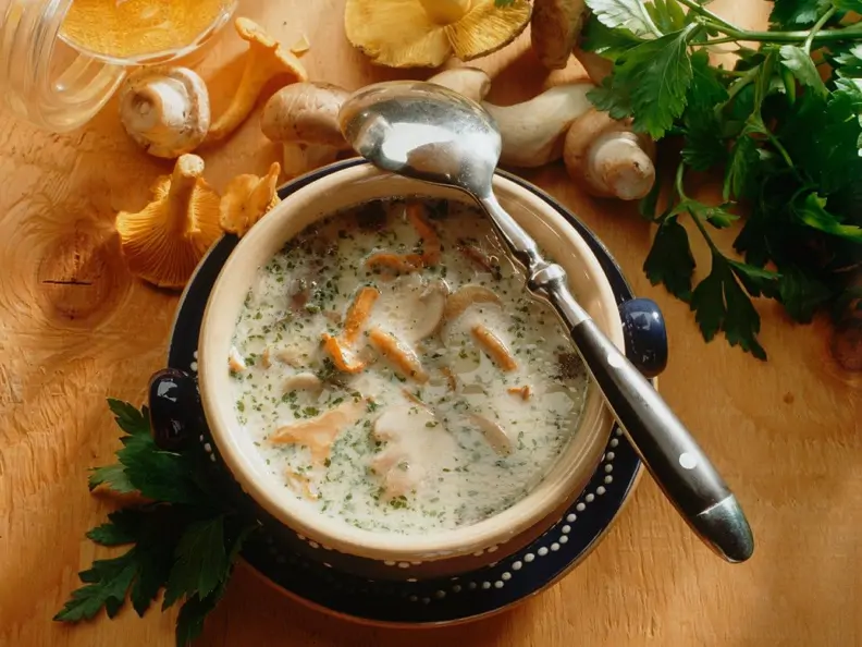 Waldpilzsuppe, serviert in einer braunen Schale