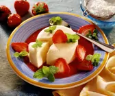 Sahne-Parfait mit Erdbeersauce