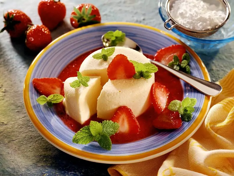 Sahne-Parfait mit Erdbeersauce