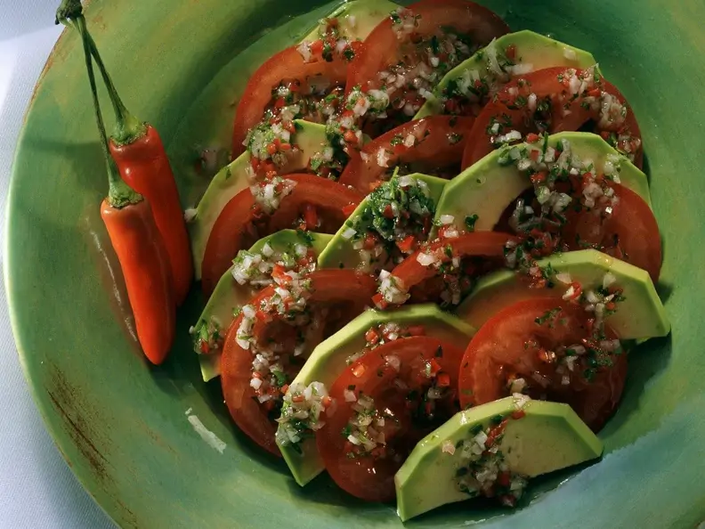 Tomatensalat mit Avocado