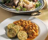 Szegediner Gulasch mit Serviettenknödel