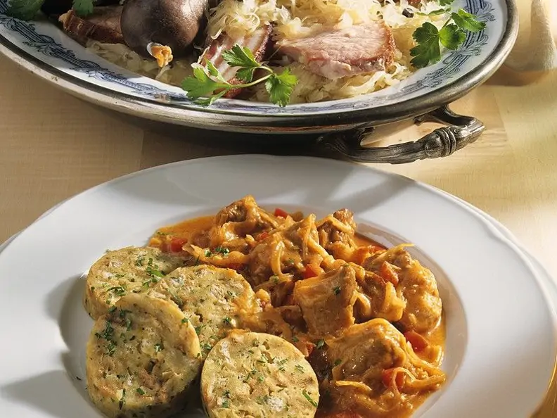 Szegediner Gulasch mit Serviettenknödel