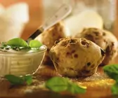 Zucchini-Muffins mit Basilikumsauce