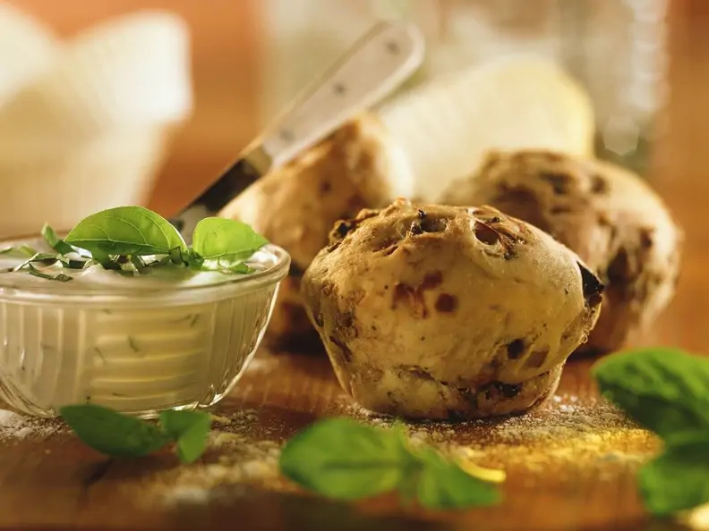 Zucchini-Muffins mit Basilikumsauce