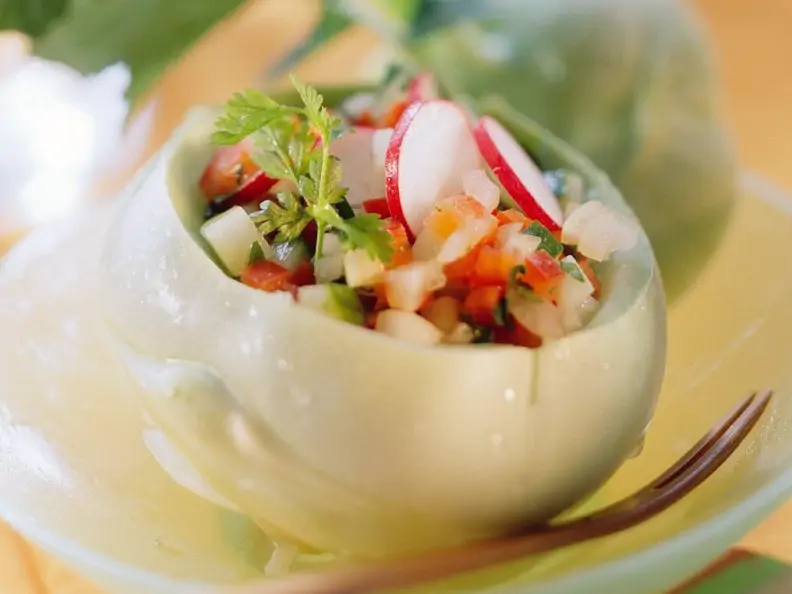 Kohlrabi mit Gemüsesalatfüllung